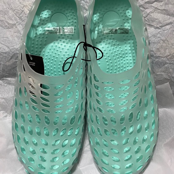 New water shoes - Picture 2 of 3